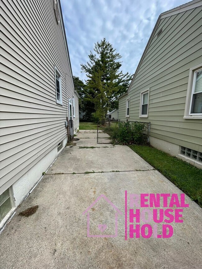 Building Photo - 3-Bedroom 1-Bath Single Family Home Locate...