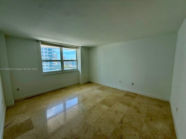 Building Photo - 1155 Brickell Bay Dr