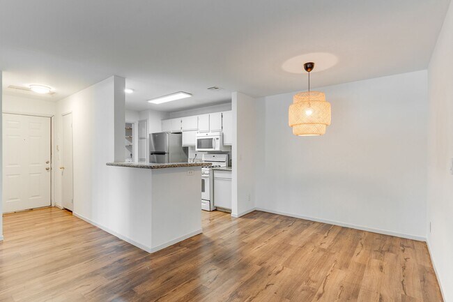 Building Photo - GUARD GATED 2 BEDROOM CONDO!
