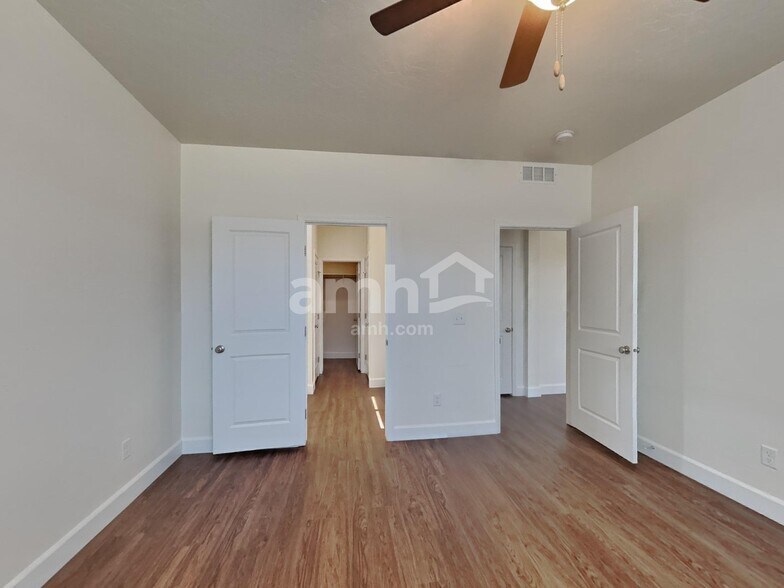 Building Photo - 236 E Sicily Dr