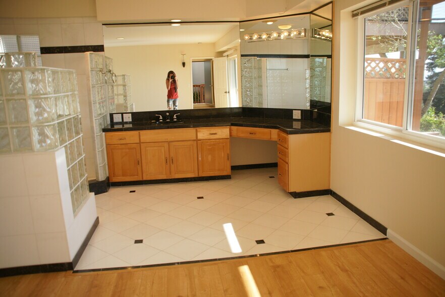 Building Photo - 220 Shoreview Dr
