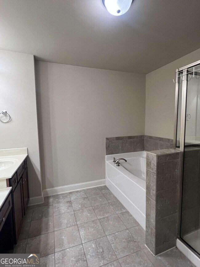 Building Photo - 225 Holdings Dr