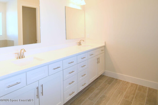 Building Photo - 657 Clearwater Ave