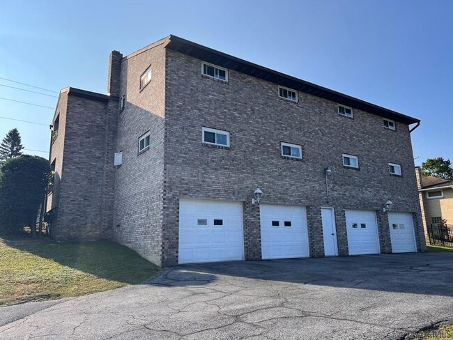 Building Photo - 129 Lulay St