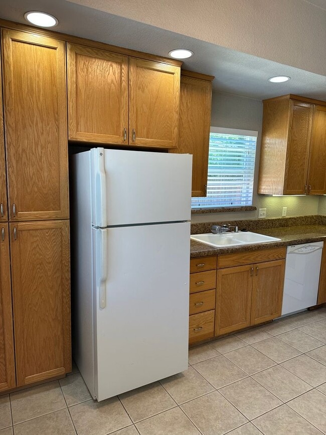 Building Photo - Charming 2 bed 1 bath home with modern amenities in prime downtown location!