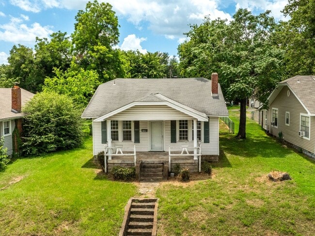 Building Photo - Freshly Updated 3 Bedroom House