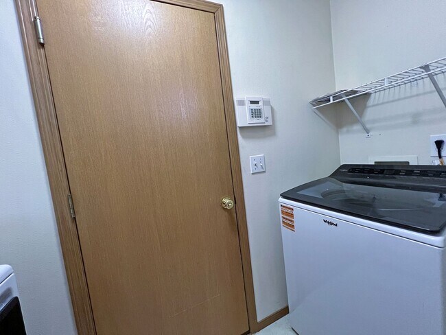 Building Photo - NE Tacoma - Large 3 bedroom 2.5 bathroom w...