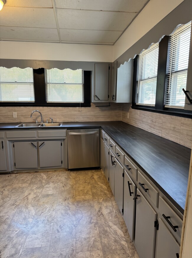 Building Photo - Spacious 3-Bedroom Home in Bessemer – Vouchers Accepted!