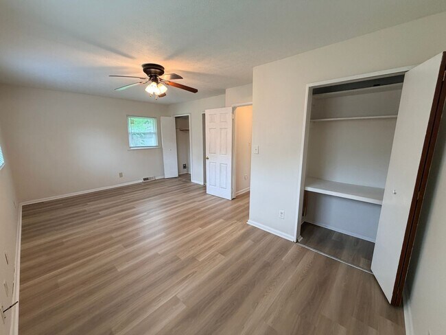 Building Photo - 845 Middle Dr