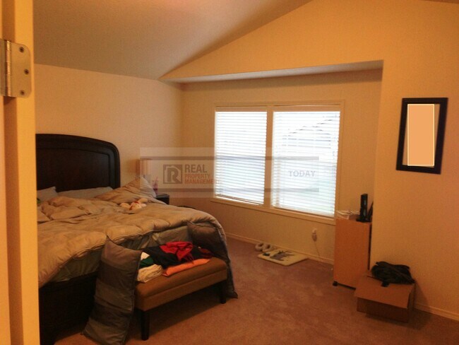 Building Photo - Beautiful 4 Bedroom Home Perfect for Enter...