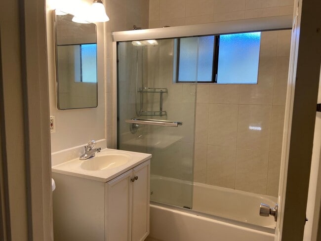 Building Photo - Well maintained 2 bed/1 bath unit in heart...