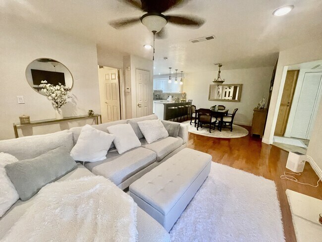 Building Photo - Beautiful Fully Furnished 2 bedroom 2 bath condo for rent!