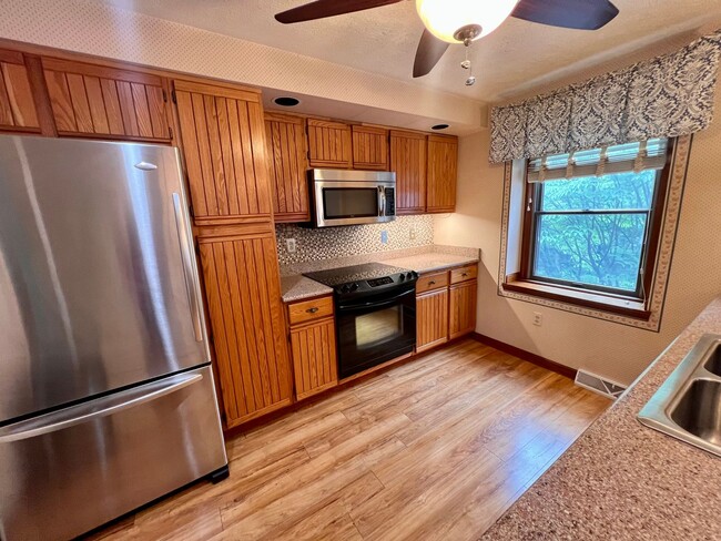 Building Photo - 1256 Queens Dr