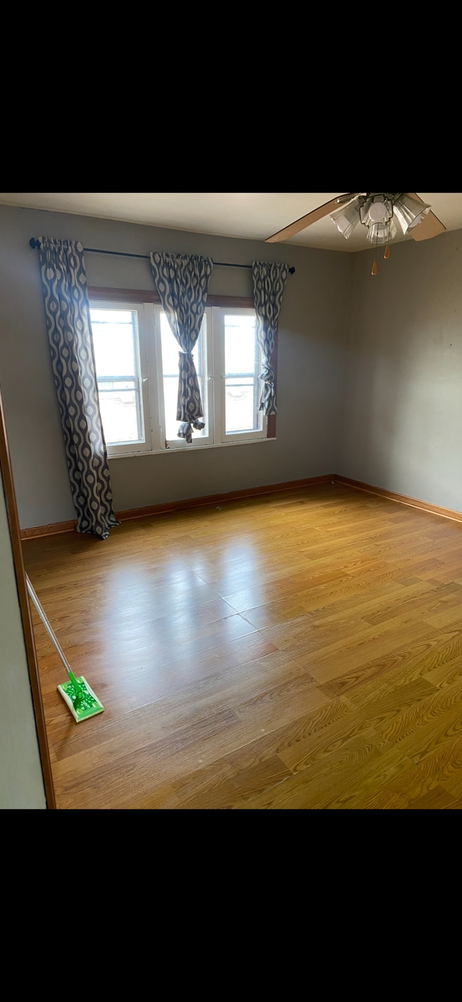 Living Room - 705 N 16th Ave