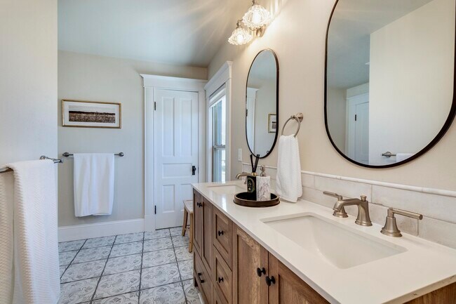 Building Photo - 7223 University Ave