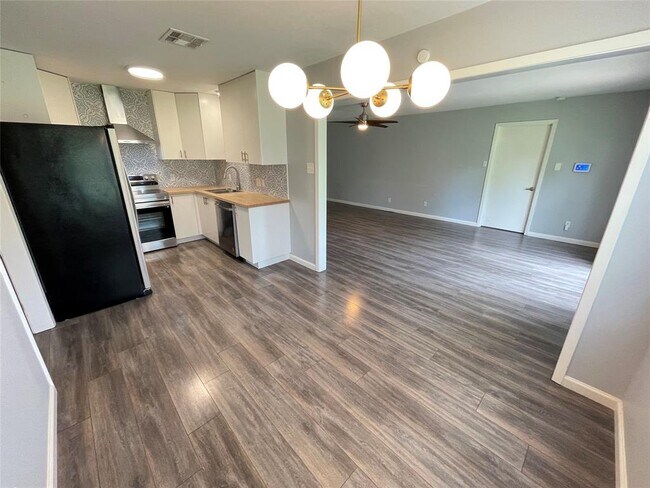 Building Photo - 8436 Jamestown Dr