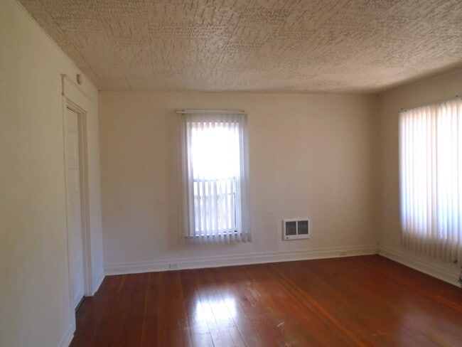 Building Photo - 435 Wilson St S