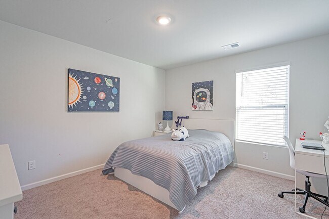 Building Photo - Spacious 4 bed, 2.5 bath Home with Neighbo...