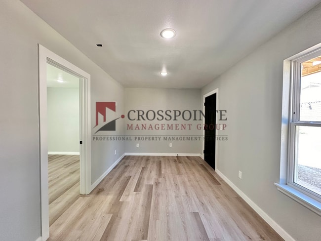 Building Photo - AVAILABLE! Stylish 1-bedroom, 1-bath town home!