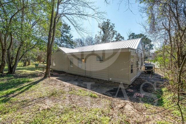 Building Photo - Spacious 3BR/2BA – 1,480 Sq Ft of Comforta...