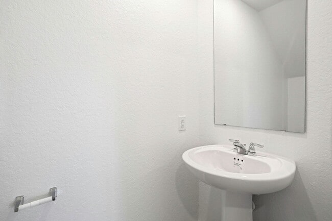 Building Photo - Southside gem! 4 bedrooms, loft, open floor plan less than 10 miles from the Toyota plant