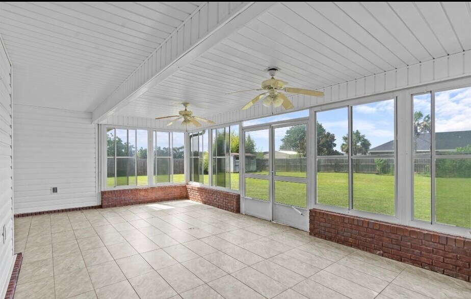 Screenroom - 108 Fieldstone Dr