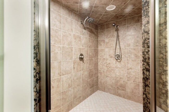 Building Photo - NW Grants Pass, Class, Style and Views!!!