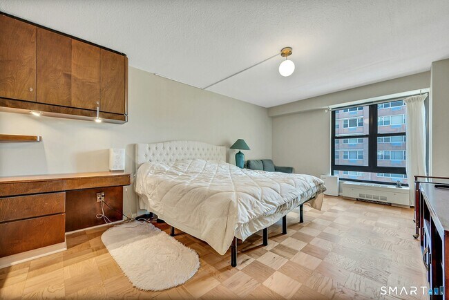 Building Photo - 44 Strawberry Hill Ave