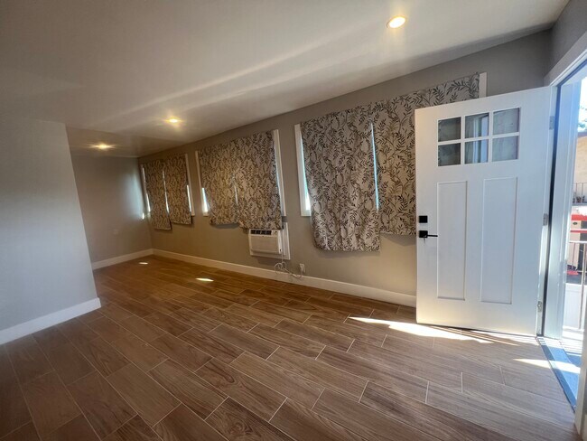 Building Photo - 14921 Vanowen St