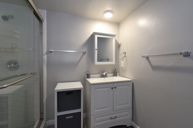 Building Photo - Fantastic 4 Bedroom, 3 Full Bathroom, Close in Bethesda Home!