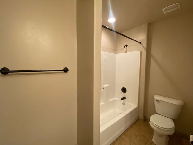 Building Photo - DARLING TOWNHOME AVAILABLE FOR RENT!