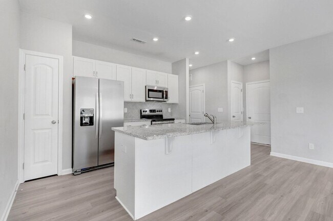 Building Photo - DRAKE ESTATES 3 BR | 2 BA Townhome w/ 2-Ca...