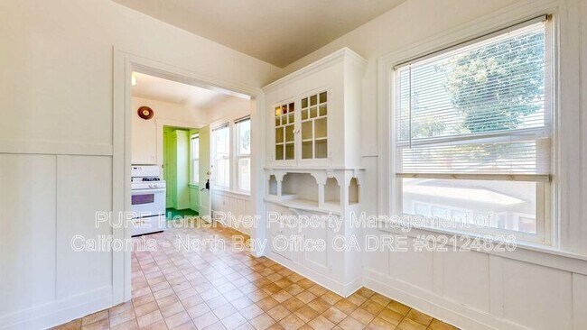 Building Photo - 537 Humboldt St