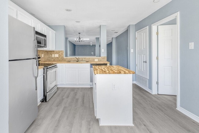 Building Photo - Carriage Place Square