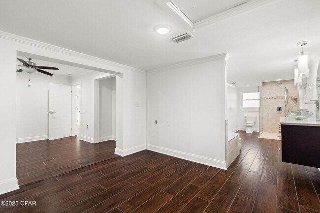 Building Photo - 1528 Oak Ave