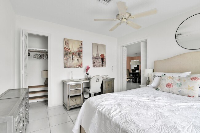 Building Photo - 450 French Royale Cir