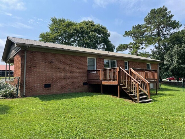 Building Photo - 3 BED, 2 BATH BRICK HOME LOCATED IN COUNTR...