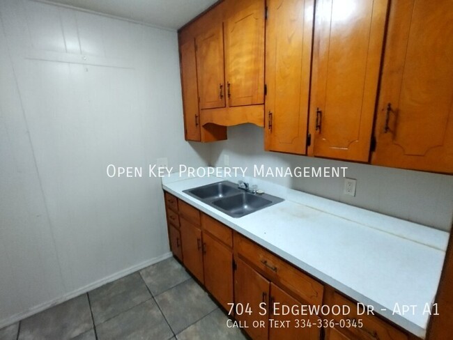 Building Photo - 704 S Edgewood Dr