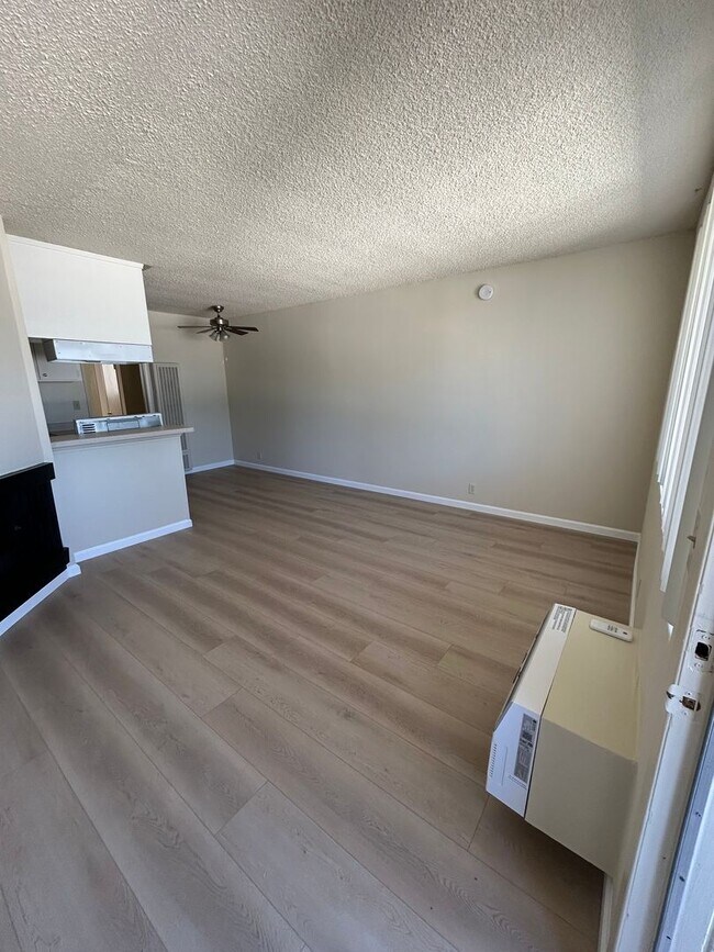 Building Photo - Beautiful 1 Bedroom in the HEART  Northrid...