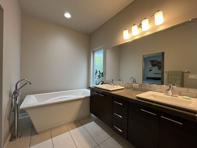 Building Photo - Spacious 2,511 Sq Ft Wilsonville Townhome with Vaulted Loft, Modern Kitchen & Attached Two-Car Ga...