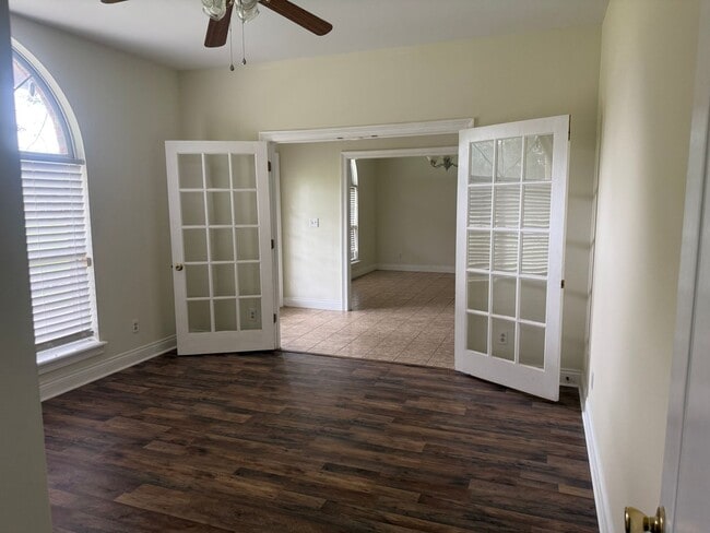 Building Photo - 252 Dedria Ln