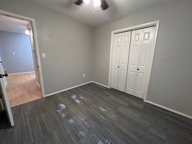 Building Photo - 2316-2318 N Raven Ln