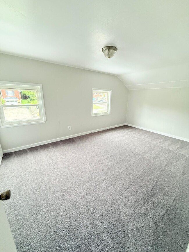 Building Photo - Freshly Painted 3BD/1.5BA Single Family Ho...