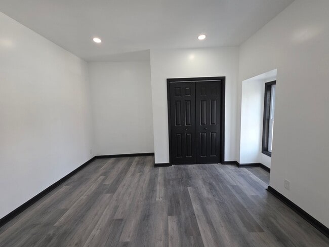 Building Photo - Fully Updated 3 bedroom 1 bath house for in the South Side Slopes!