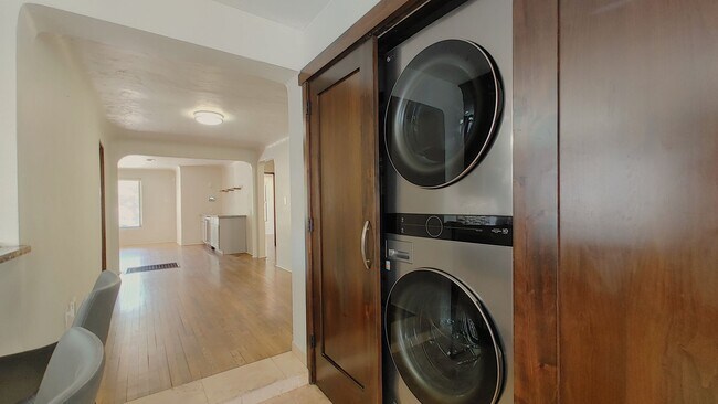 Building Photo - 808 Vassar Dr NE
