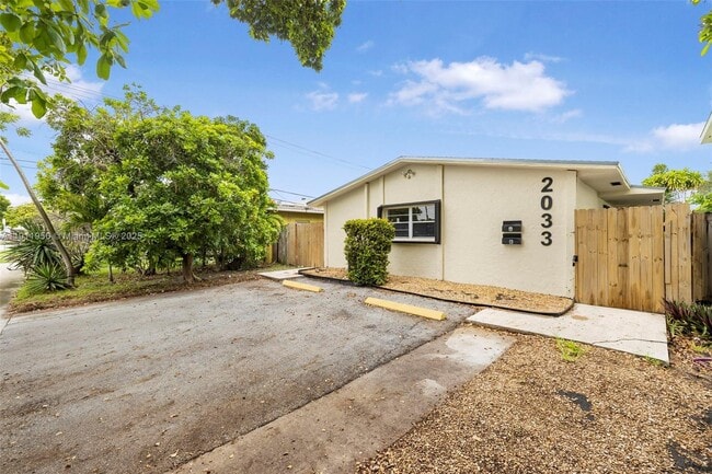 Primary Photo - 2033 Dewey St