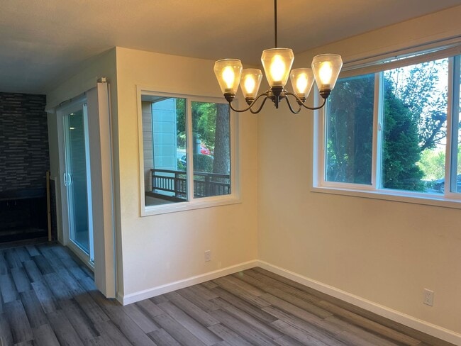 Building Photo - $500 off 1st months rent!!  Bright and Modern Northgate Condo!