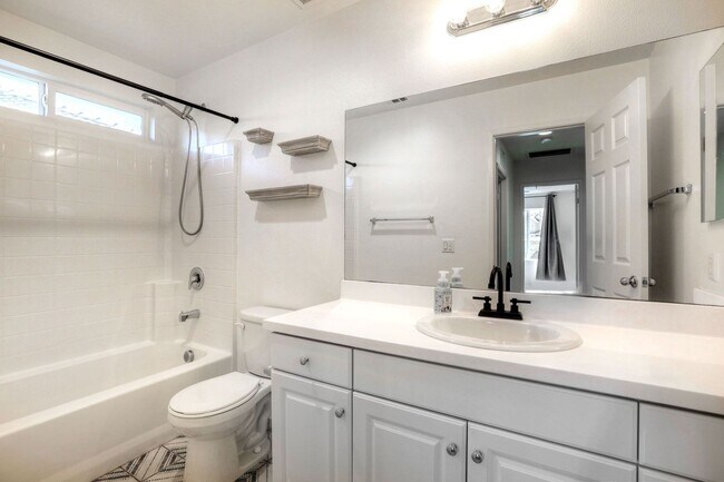 Building Photo - Beautiful Horse Creek Ridge Spacious 3 Bed / 2.5 Bath Home in Fallbrook with Solar