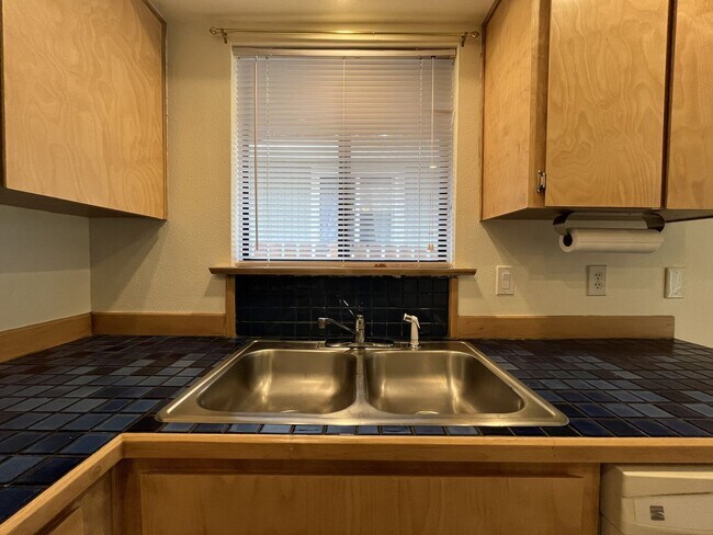 Building Photo - Comfortable Single-Level Living in Southwest Portland with Vaulted Ceilings, Spacious Backyard & ...