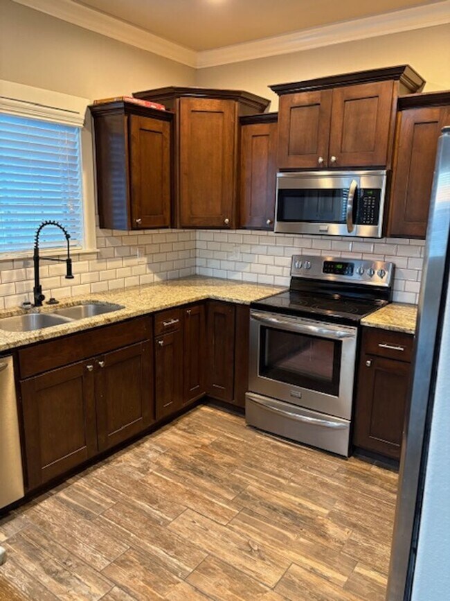 Building Photo - BEAUTIFUL TOWNHOUSE IN A GREAT LOCATION!!!